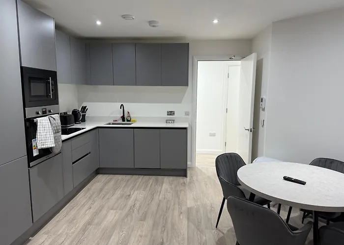 Modern - City Centre - 2Br Apt