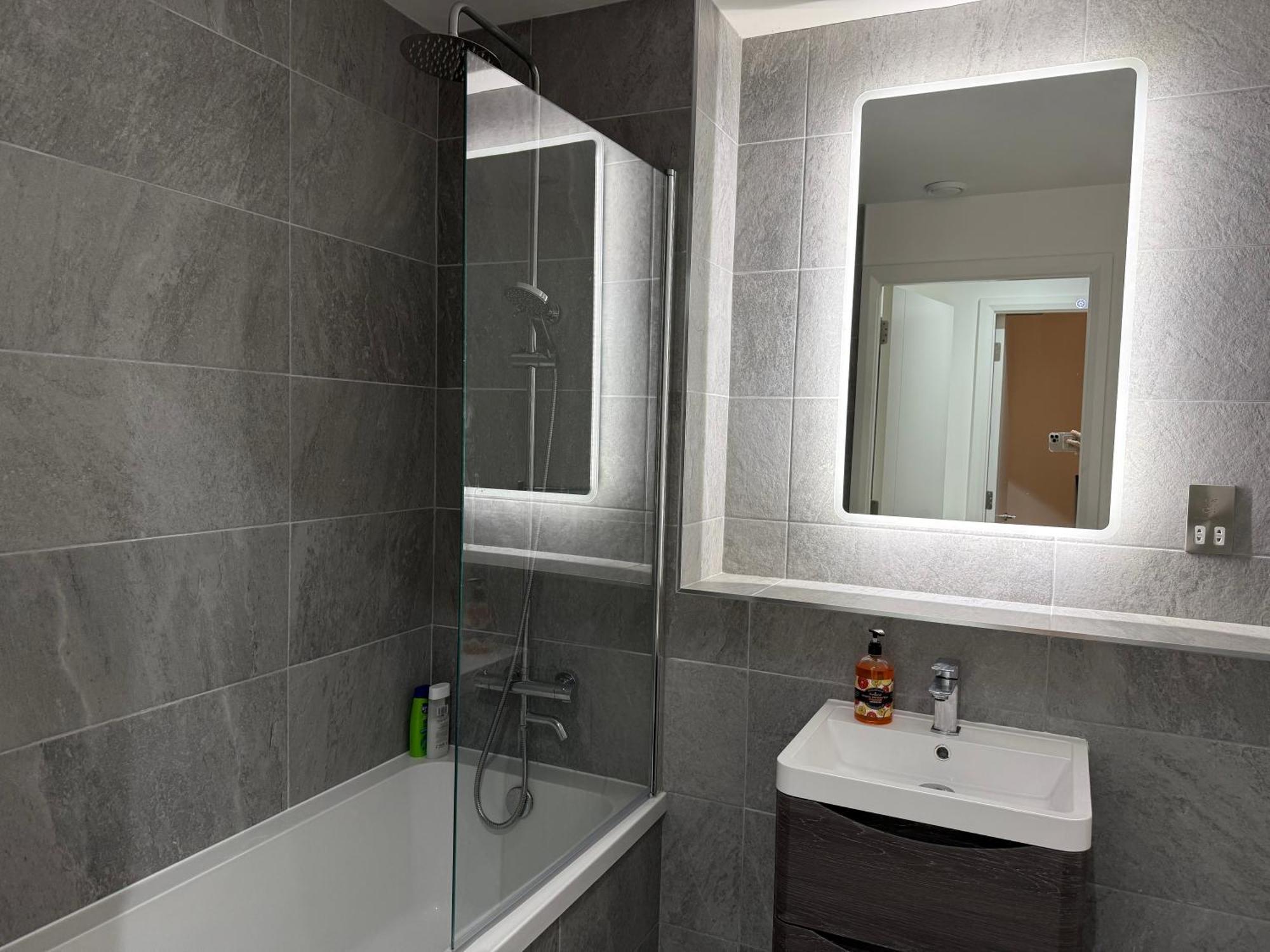 Modern - Centre - 2br *